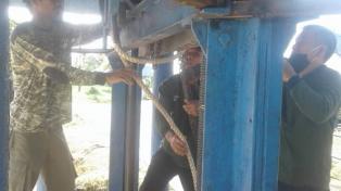 Giat hari ini PPA UPTDI KELINGI TUGUMULYO membersihkan batang kayu yang nyangkut di Pintu air BK 2..