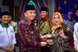 Dpucktrp Mura - Bupati Musi Rawas Hj. Ratna Machmud menerima penghargaan RTTI Award in 2023