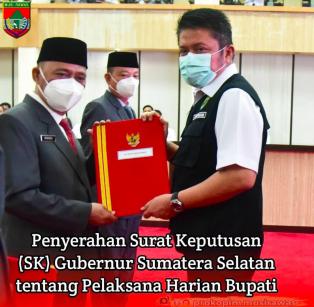 Rabu, 17 Feb 2021 Penyerahan Surat Keputusan (SK) Gubernur Sumatera Selatan @hermanderu67 tentang Pe