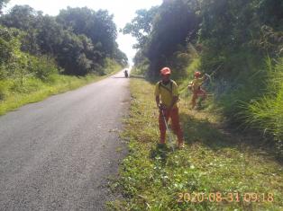 Tim Kebersihan Dinas PU CKTRP Kab. Musi Rawas Melanjutkan kebersihan area jalan hutan taman pelangi 