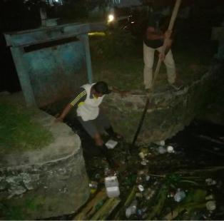Penjaga Pintu Air UPT D.I Kelingi Tugumulyo bersama perani Saling bekerja sama membagi air di malam 