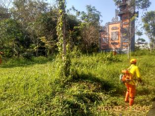 Tim Kebersihan Dinas PU CKTRP Kab. Musi Rawas Lanjutan Pembersihan Area Gapura Bali di Agropolitan C