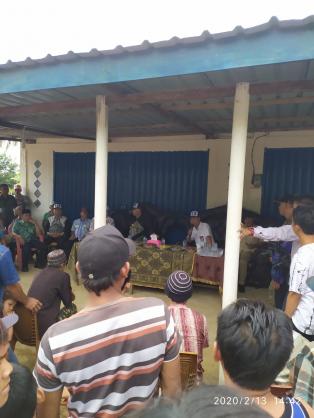 Pemberian Bantuan Korban Banjir oleh Bapak Bupati Musi Rawas @h.hendra_gunawan di Desa Sebatu Jaya K