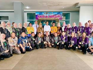 Mendampingi  Bupati Musi Rawas Ibu Hj . Ratna Machmud 